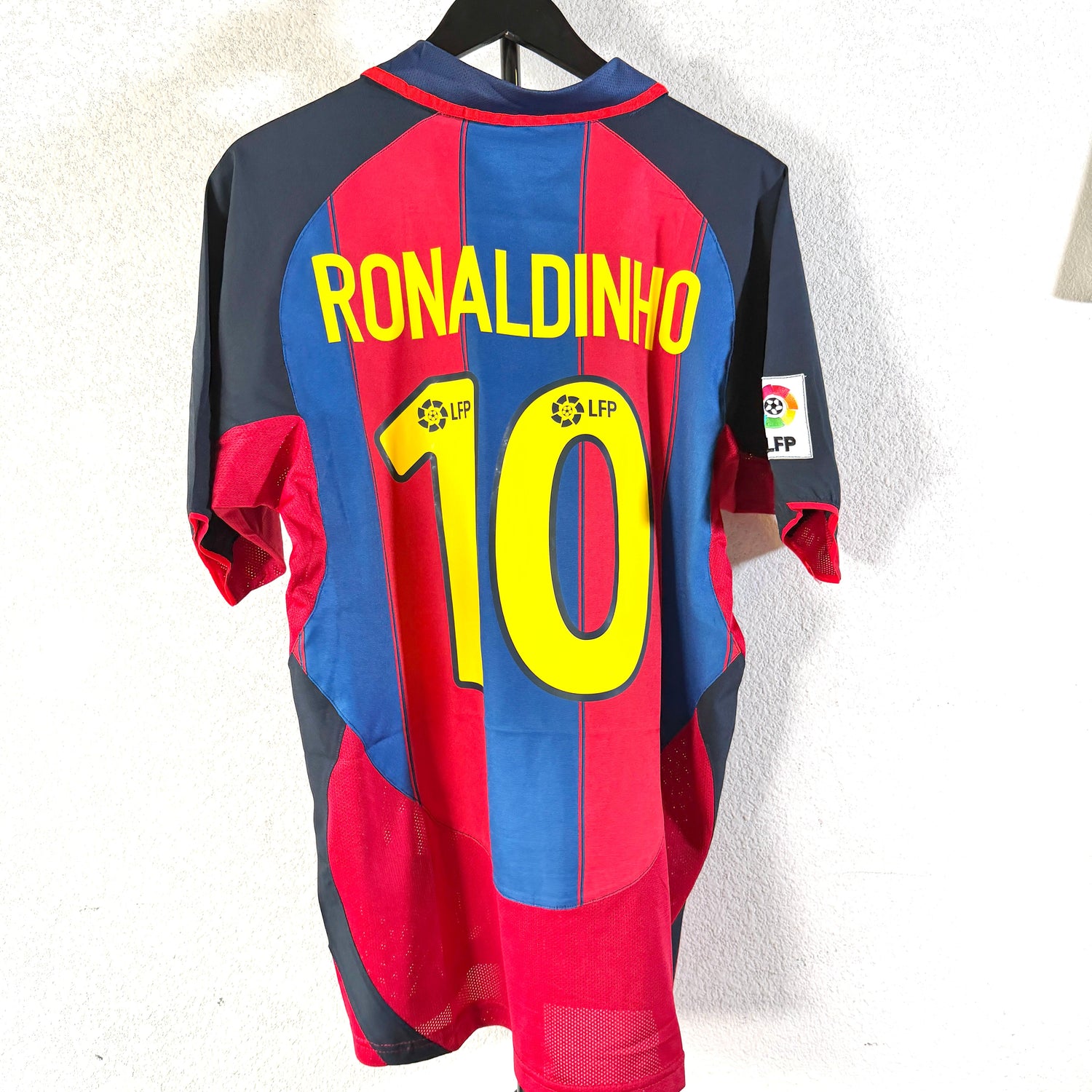 Retro jerseys - Barcelona 2003/04 Ronaldinho kit