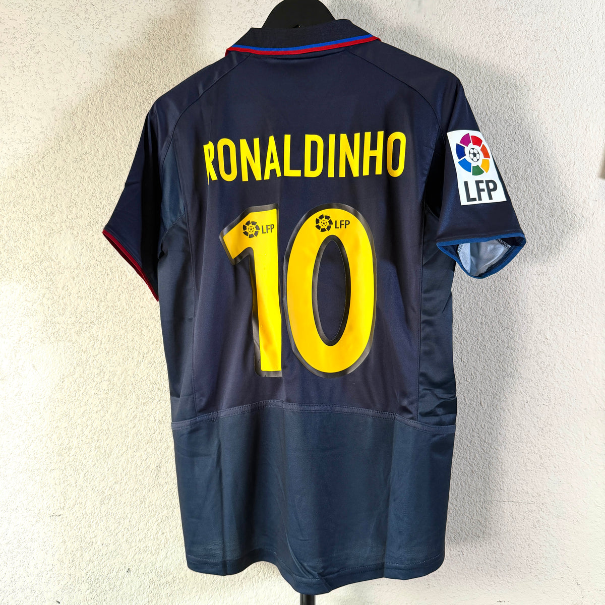 Barcelona 2003/04 Third - RONALDINHO 10